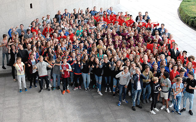 Gruppenfoto Mannschaften in der Landesvertretung BW in Berlin